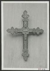 2 vues  - [Presbytère, croix de procession du Binio (revers).] / Cardinal. Photographe. S.d (ouvre la visionneuse)