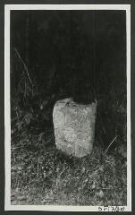 2 vues  - [Borne ancienne en granit avec inscription \'1739\'.]. S.d. (ouvre la visionneuse)