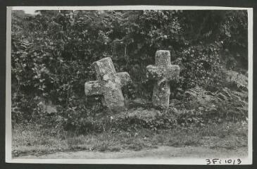 2 vues  - [Croix de granit jumelées de Boulais, route de Baud à  Pont-Augan.]. S.d. (ouvre la visionneuse)