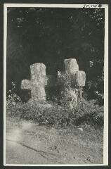 2 vues  - [Croix de granit jumelées de Boulais, route de Baud à  Pont-Augan.] / Godineau. Photographe. S.d. (ouvre la visionneuse)