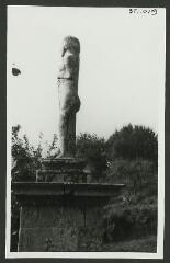 2 vues  - [Statue de la Vénus de Quinipily.]. S.d. (ouvre la visionneuse)