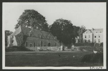 2 vues  - [Château de Léhelec, les communs.] / Godineau. Photographe. 1940-1950 (ouvre la visionneuse)
