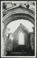 2 vues  - [Chapelle Saint-Albo, intérieur avant restauration.]. S.d. (ouvre la visionneuse)