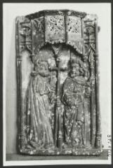 2 vues  - [Chapelle de Kercohan, intérieur, bas-relief en bois (deux personnages tenant une croix et une lance.]. S.d. (ouvre la visionneuse)