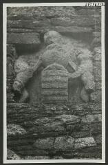 2 vues  - [Ruines du château de Rimaison, blason en pierre sculptées] / Godineau. Photographe. 1940-1950 (ouvre la visionneuse)