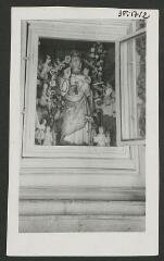 2 vues  - [Chapelle du Bezo, Statue de Vierge à  l\'Enfant et angelots.]. S.d. (ouvre la visionneuse)