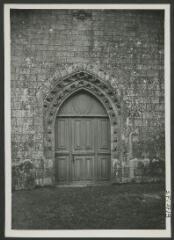 2 vues  - [Chapelle Notre-Dame des Fontaines, porte occidentale.]. S.d. (ouvre la visionneuse)