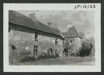 2 vues  - [Manoir de Kerdaniel, façade.] / Godineau. Photographe. 1940-1950 (ouvre la visionneuse)
