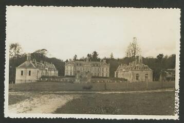 2 vues  - [Château de Kerguehennec, façade, ensemble.]. S.d. (ouvre la visionneuse)