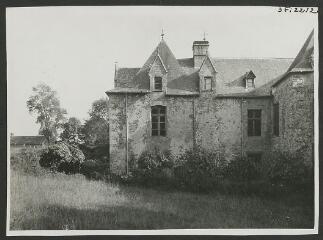 2 vues  - [Château de la Grandville, partie de la façade.]. S.d. (ouvre la visionneuse)