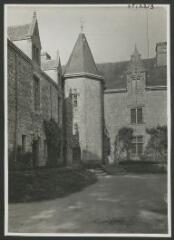 2 vues  - [Château de la Grandville, tourelle d\'angle.]. S.d. (ouvre la visionneuse)