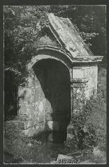 2 vues  - [Fontaine de Tréavrec, porte latérale.]. S.d. (ouvre la visionneuse)