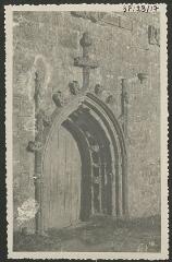 2 vues  - [Chapelle Saint-Jacques, porte de la façade.]. S.d. (ouvre la visionneuse)