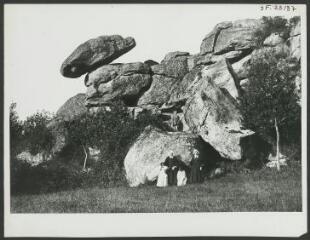 2 vues  - [La pierre branlante.] / Caisse Nationale des Monuments Historiques. Photographe. S.d. (ouvre la visionneuse)