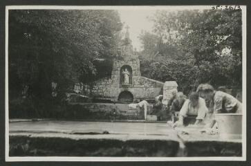 2 vues  - [Fontaine Sainte-Hélène et lavoir.]. S.d. (ouvre la visionneuse)