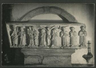 2 vues  - [Chapelle Sainte-Anne, bas-relief en granit illustré de personnages et du Christ en croix.]. 1928 (ouvre la visionneuse)