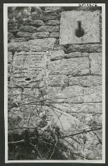 2 vues  - [Manoir des Ferrières, blason sculpté dans la pierre à  l\'entrée.] / Godineau. Photographe. 1940-1950 (ouvre la visionneuse)