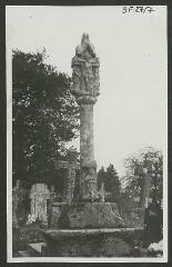 2 vues  - [Croix de cimetière.] / Godineau. Photographe. 1940-1950 (ouvre la visionneuse)