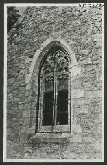 2 vues  - [Chapelle Saint-Gobrien, fenêtre du chevet.]. S.d. (ouvre la visionneuse)