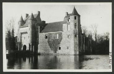 2 vues  - [Château de Trecesson, vue générale.]. S.d. (ouvre la visionneuse)