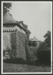 2 vues  - [Château de la Bourdonnaye, tours d\'enceinte.]. S.d. (ouvre la visionneuse)