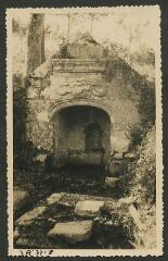 2 vues  - [Fontaine située entre le manoir de Kercado et les alignements de Kerlescan.] / Godineau. Photographe. 1940-1950 (ouvre la visionneuse)