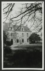 2 vues  - [Manoir de Kercado, façade.] / Godineau. Photographe. 1940-1950 (ouvre la visionneuse)