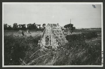 2 vues  - [Fontaine Saint-Colomban.] / Le Diberder. Photographe. 1944 (ouvre la visionneuse)