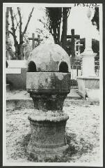 2 vues  - [Bénitier en pierre sur socle au cimetière.]. S.d. (ouvre la visionneuse)