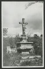 2 vues  - [Croix de Kerousse érigée en 1828 en mémoire du recteur Le Baron.] / Le Diberder. Photographe. S.d. (ouvre la visionneuse)