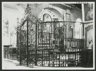 2 vues  - [Église Saint-Cornély, grille du choeur en fer forgé datée de 1819 (vue générale).]. S.d. (ouvre la visionneuse)