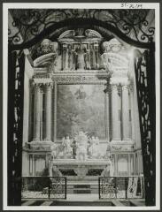 2 vues  - [Église Saint-Cornély, retable et autel de la nef centrale.] / Sénequier. Photographe. S.d. (ouvre la visionneuse)