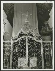 2 vues  - [Église Saint-Cornély, détails de la porte principale côté choeur de la grille du choeur en fer forgé (réalisée entre 1806 et 1819 par M. Crabot forgeron à  Locmariaquer).] / Normand. Photographe. S.d. (ouvre la visionneuse)