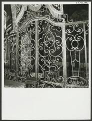 2 vues  - [Église Saint-Cornély, détails de la porte principale coté nef de la grille du choeur en fer forgé (réalisée entre 1806 et 1819 par M. Crabot forgeron à  Locmariaquer).] / Normand. Photographe. S.d. (ouvre la visionneuse)