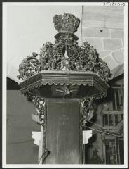 2 vues  - [Église Saint-Cornély, couronnement de la chaire à  prêcher.] / Normand. Photographe. S.d. (ouvre la visionneuse)