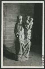 2 vues  - [Manoir de Bodel, statue de sainte Anne tenant la Vierge à  l\'Enfant.]. S.d. (ouvre la visionneuse)