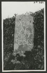 2 vues  - [Borne routière en granit avec inscriptions gravées \'Inzinzac - 1027 toises\' (route Hennebont-Pont-Scorff, à  3,5 Km d\'Hennebont).] / Godineau. Photographe. 1940-1950 (ouvre la visionneuse)