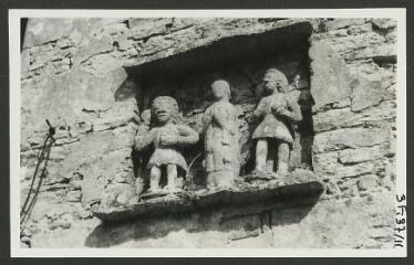 2 vues  - [Chapelle Saint-Etienne, extérieur, groupe de saint Yves (3 statues en pierre dans une niche).]. S.d. (ouvre la visionneuse)