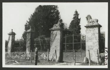 2 vues  - [Château de Meslien, portail d\'entrée à  deux piliers surmontés de lions en pierre.]. S.d. (ouvre la visionneuse)