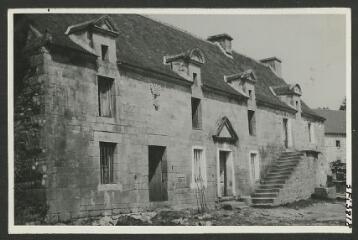 2 vues  - [Manoir de Trévelin, façade.] / Godineau. Photographe. 1940-1950 (ouvre la visionneuse)