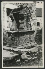 2 vues  - [Manoir de Trévelin, puits.] / Godineau. Photographe. 1940-1950 (ouvre la visionneuse)