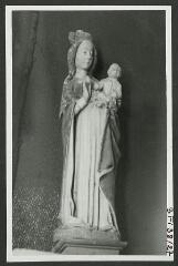 2 vues  - [Chapelle Sainte-Anne, statue de Vierge à  l\'Enfant.]. S.d. (ouvre la visionneuse)