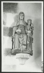 2 vues  - [Chapelle Sainte-Anne, statue de sainte Anne, la Vierge et l\'Enfant.]. S.d. (ouvre la visionneuse)
