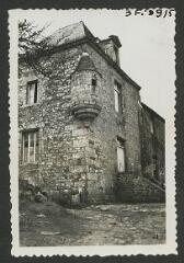 2 vues  - [Manoir de Quenhouà«t, tourelle d\'angle.] / Godineau. Photographe. 1940-1950 (ouvre la visionneuse)