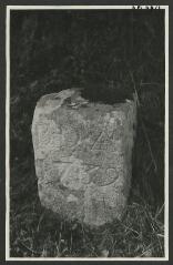 2 vues  - [Le Moustoir (près d\'Auray), borne d\'itinéraire en granit, gravée d\'inscriptions dont \'1739\'.] / Godineau. Photographe. 1940-1950 (ouvre la visionneuse)
