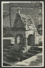 2 vues  - [Fontaine Saint-Brieuc au bourg.] / Godineau. Photographe. 1940-1950 (ouvre la visionneuse)