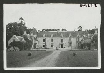 2 vues  - [Château des Timbrieux, façade.] / Godineau. Photographe. 1940-1950 (ouvre la visionneuse)