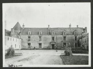 2 vues  - [Château des Timbrieux, façade.]. S.d. (ouvre la visionneuse)