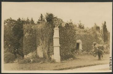 2 vues  - [Ruines de l\'ancien manoir de Kerleau.] / Godineau. Photographe. 1940-1950 (ouvre la visionneuse)