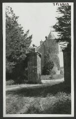2 vues  - [Château de Kerleau, entrée.]. S.d. (ouvre la visionneuse)